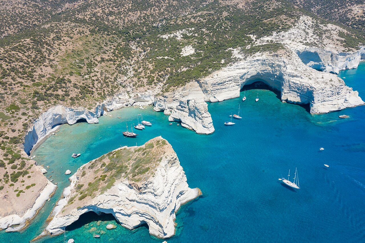 Un crucero en barco por Milos es la forma ideal de llegar a las cuevas de Kleftiko.