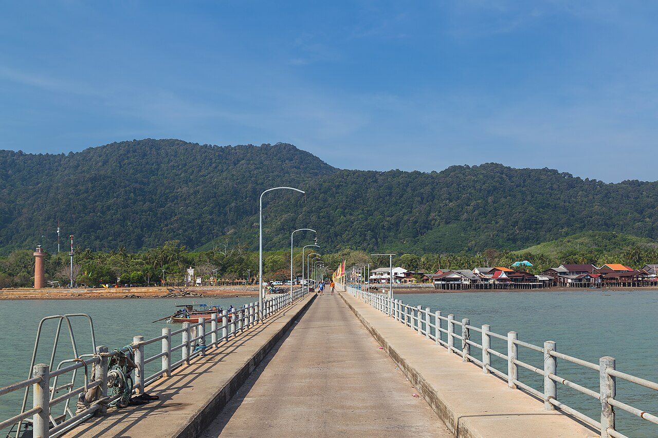 Llegada en ferry al puerto de Saladan, punto de entrada a Ko Lanta Yai