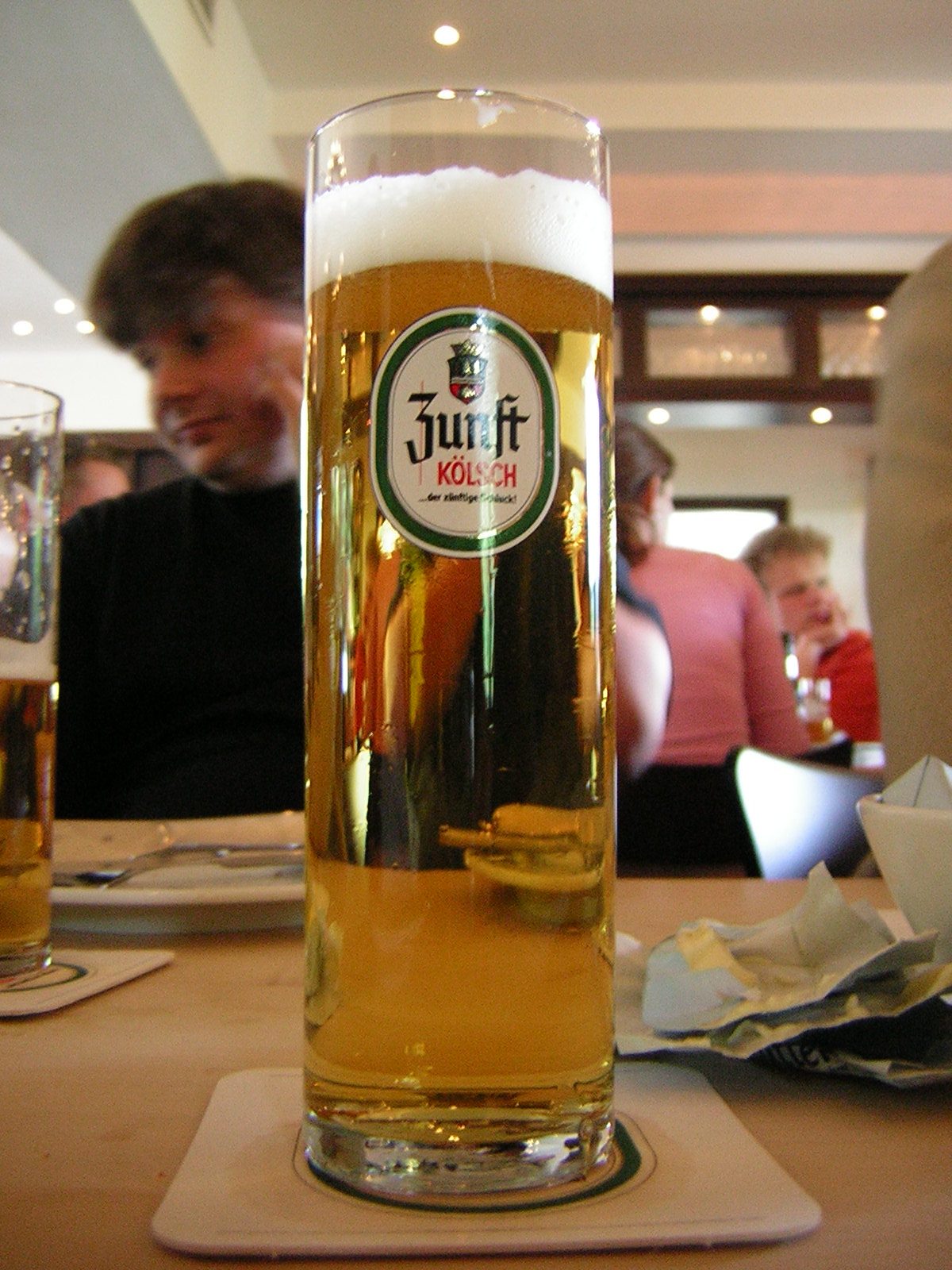 La tradicional cerveza Kölsch, imprescindible de la gastronomía que probar en Colonia