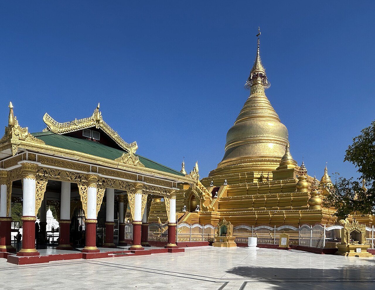 Las estupas blancas de Kuthodaw Paya, uno de los imprescindibles que ver en Mandalay