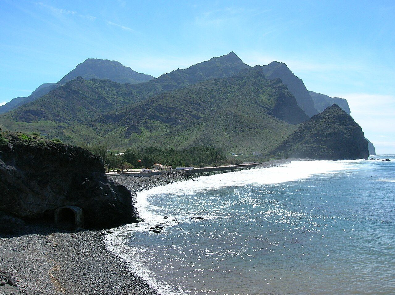 Playa de La Aldea de San Nicolás, resguardada por acantilados en la costa oeste de Gran Canaria