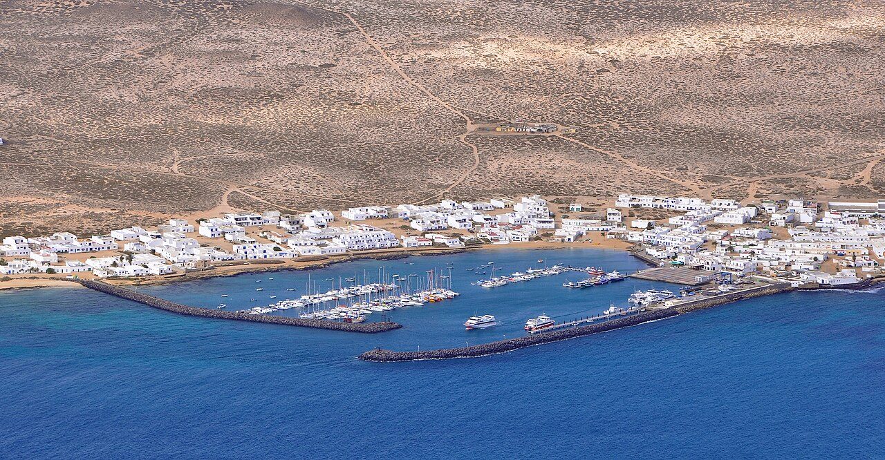 Llegada en ferry a Caleta del Sebo, puerta de entrada para ver La Graciosa