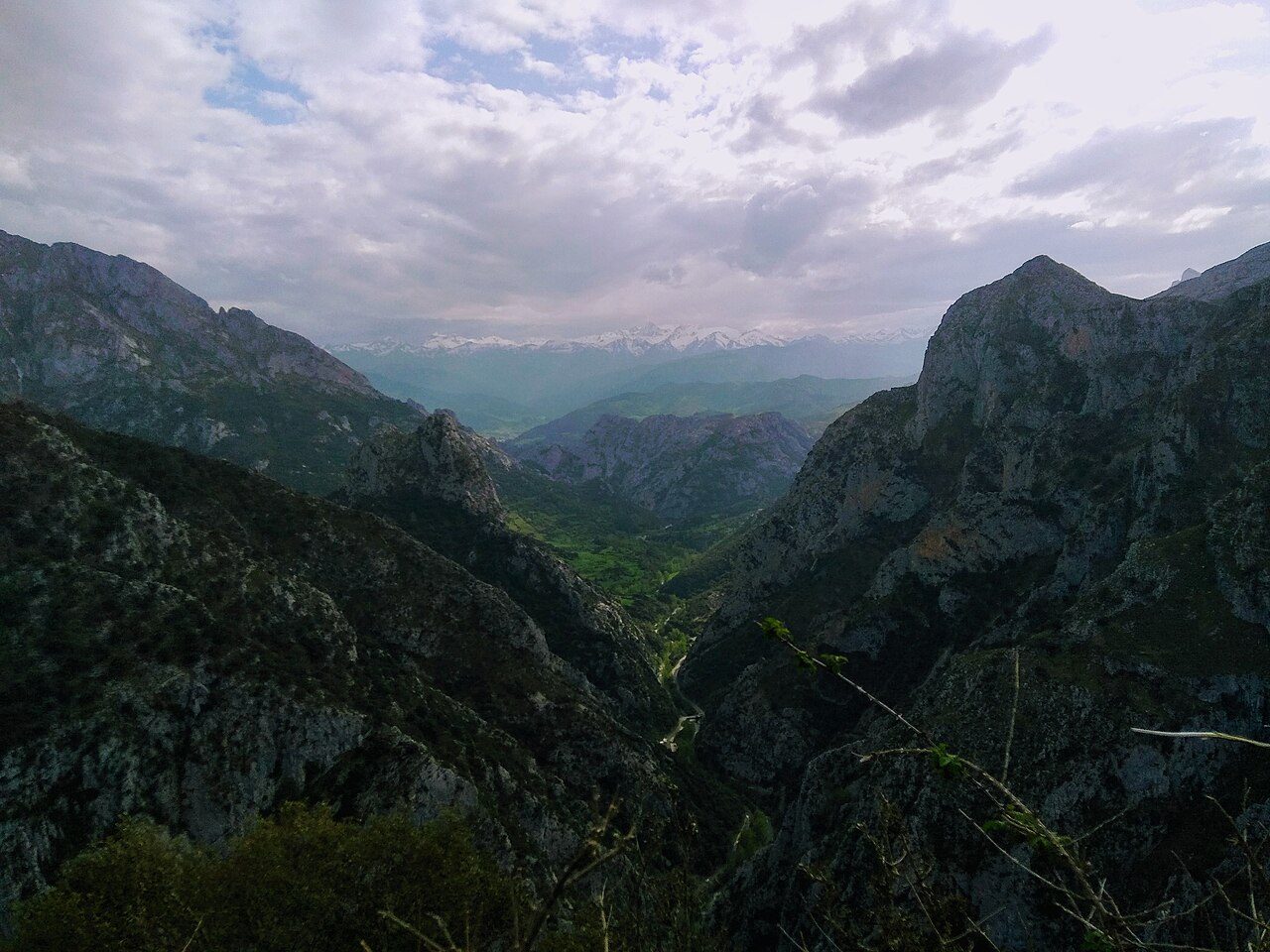 Las paredes verticales del desfiladero de La Hermida, en Cantabria