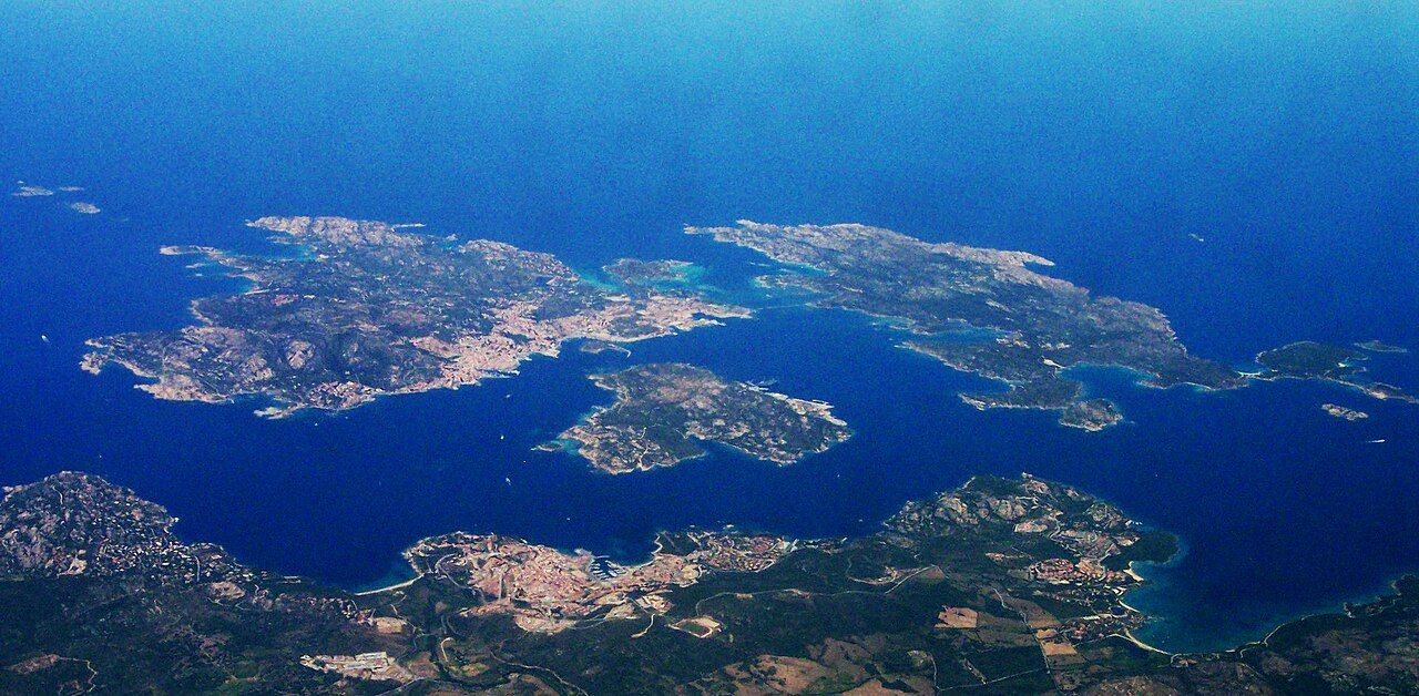 Cruceros y barcos en Olbia rumbo al archipiélago de La Maddalena.