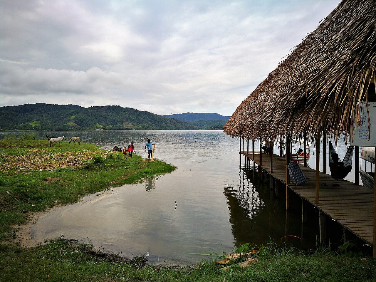 Qué ver en Tarapoto: la tranquila Laguna Azul, ideal para pasear en bote
