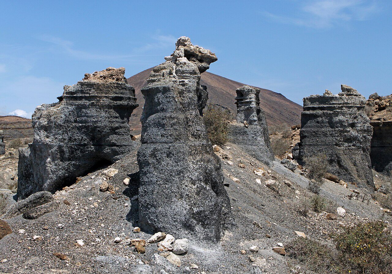 Rutas de naturaleza y aventura en Lanzarote entre paisajes volcánicos.