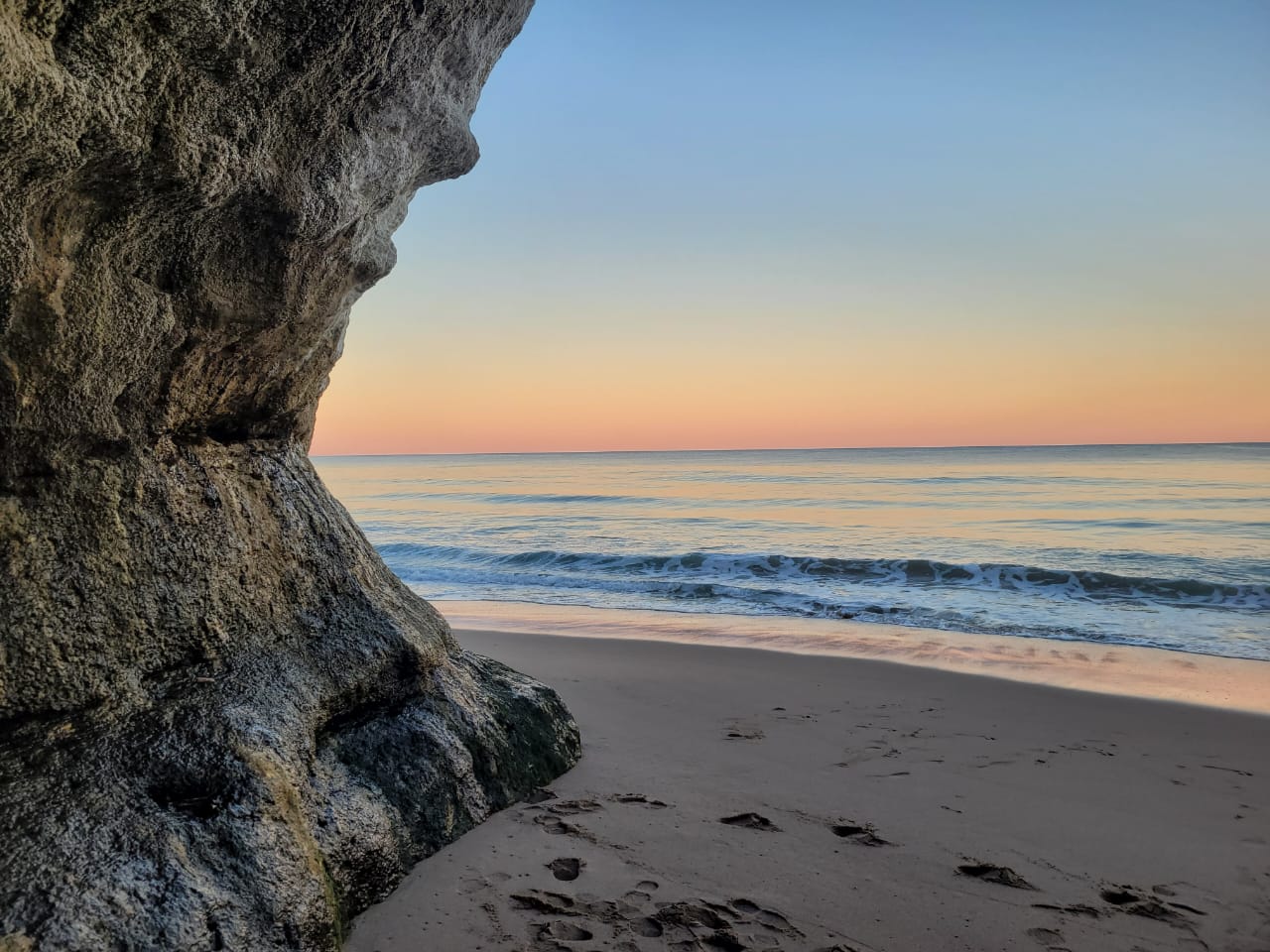 Los acantilados y playas de arena que ver en Las Grutas al bajar la marea