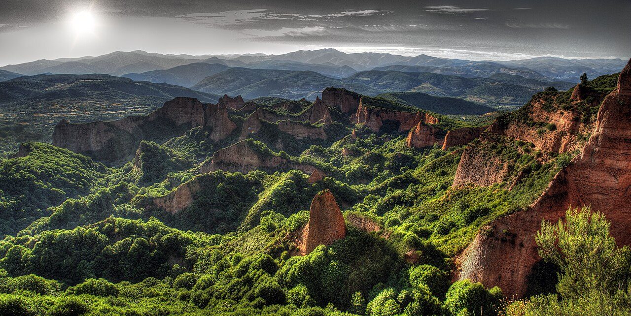 Los picos rojizos de Las Médulas, la mayor mina de oro romana a cielo abierto