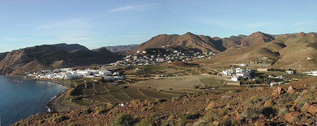 Vista del pueblo pesquero de Las Negras, punto de partida para descubrir qué ver en Cabo de Gata