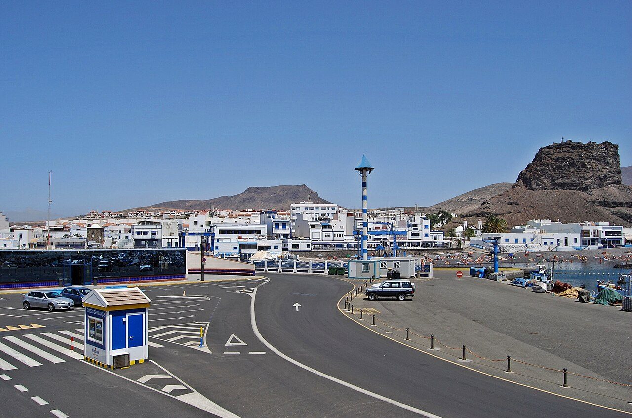 La Playa de Las Nieves con la cordillera de Tamadaba al fondo, una de las estampas de qué ver en Agaete