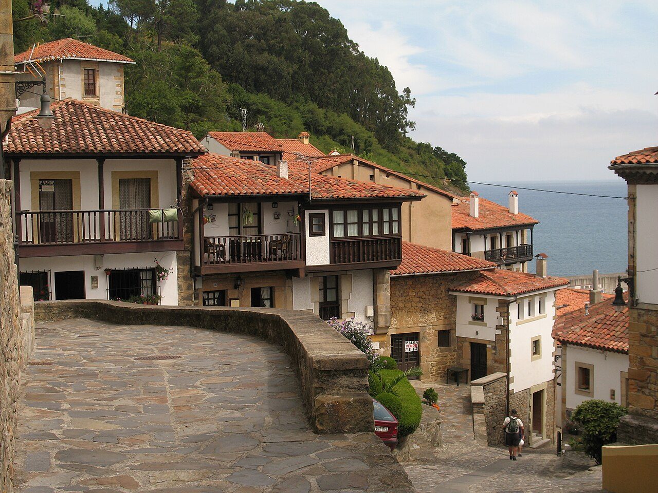 Vistas del pueblo de Lastres colgado del acantilado, uno de los imprescindibles que ver en Lastres