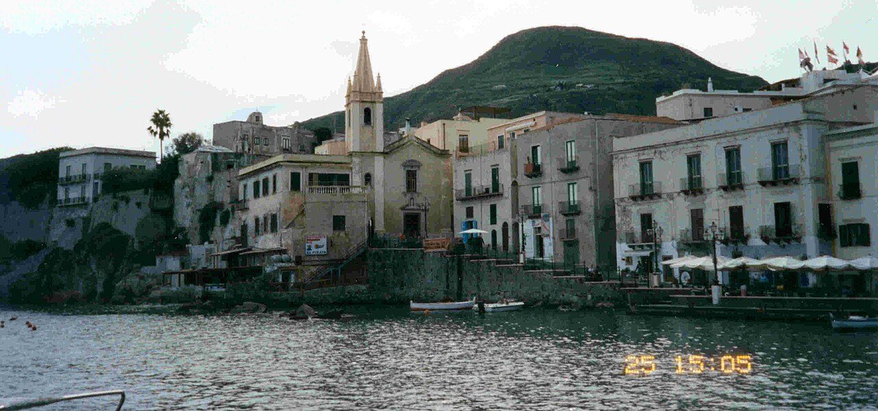 Llegada en ferry al puerto de Lipari, punto de partida para descubrir las Islas Eolias