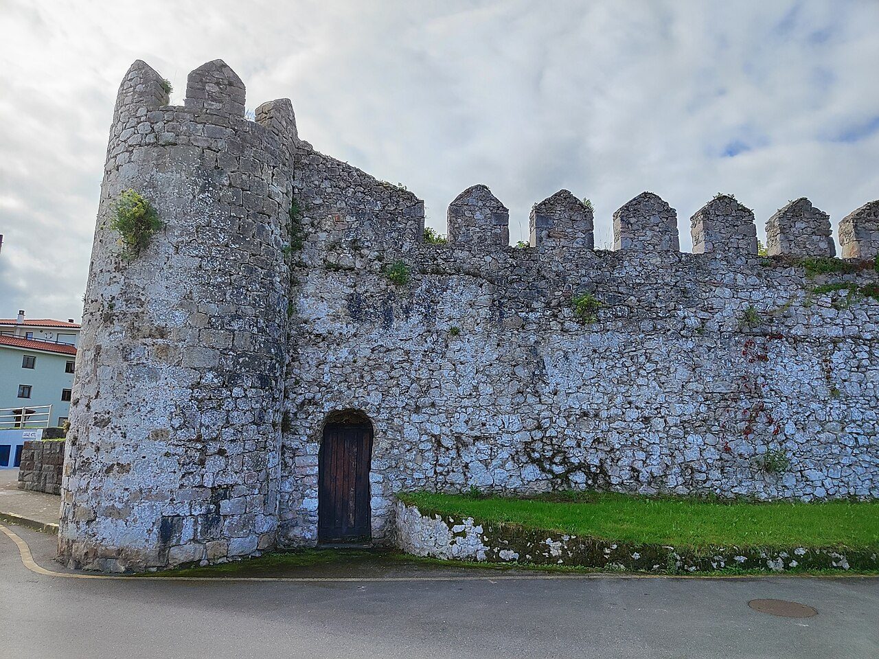 El Torreón medieval, uno de los lugares que ver en Llanes más antiguos