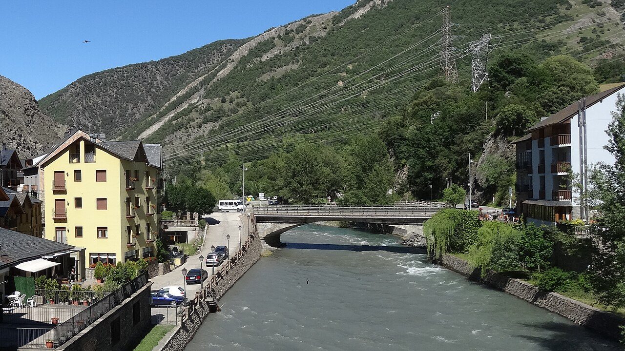 Vista de Llavorsí junto al río Noguera Pallaresa, en el Pirineo de Lleida