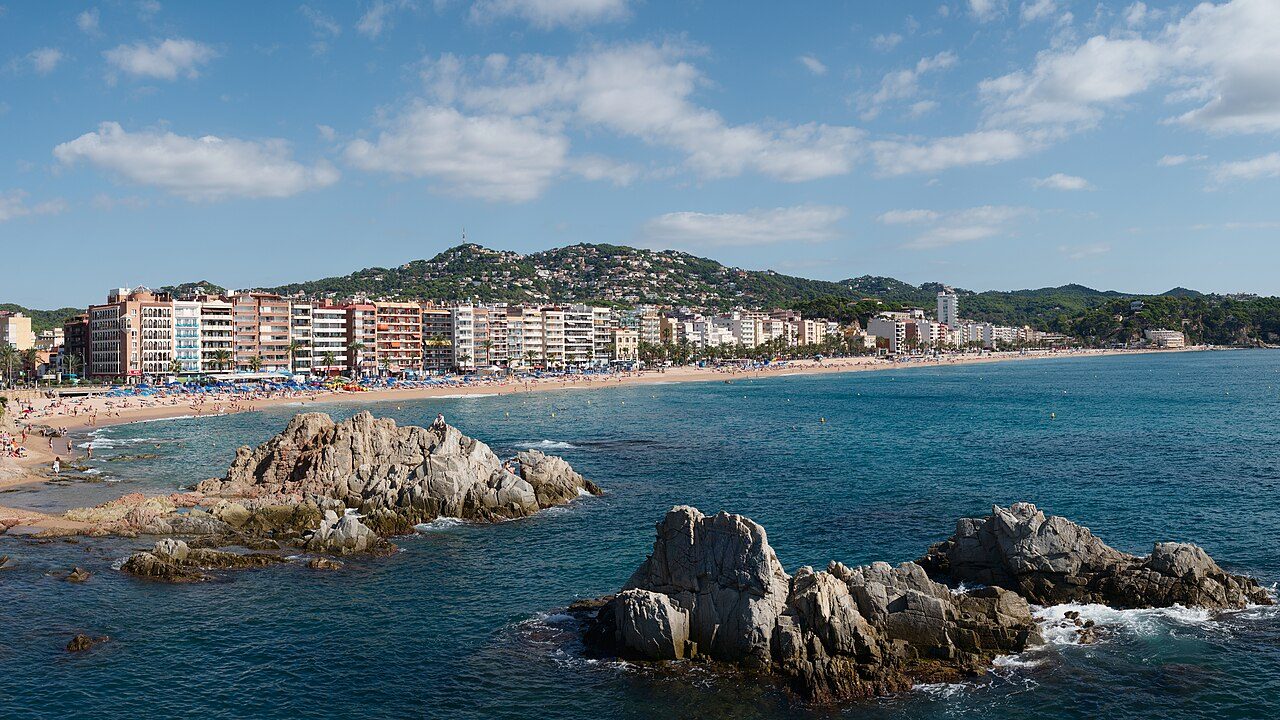 Vista panorámica de la costa: uno de los grandes atractivos de qué ver en Lloret de Mar
