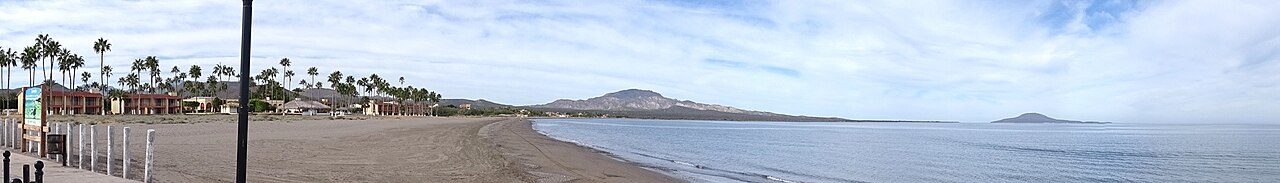 Panorámica del malecón de Loreto frente al mar de Cortés, uno de los básicos que ver en Loreto