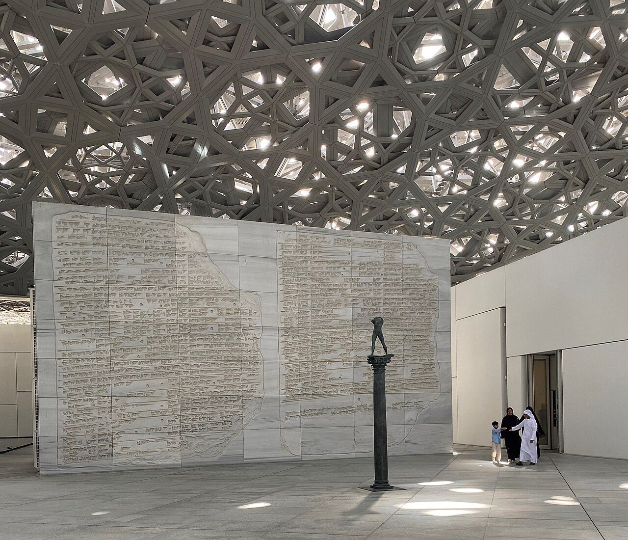 Qué ver en Abu Dhabi: la cúpula del Louvre Abu Dhabi en la isla de Saadiyat