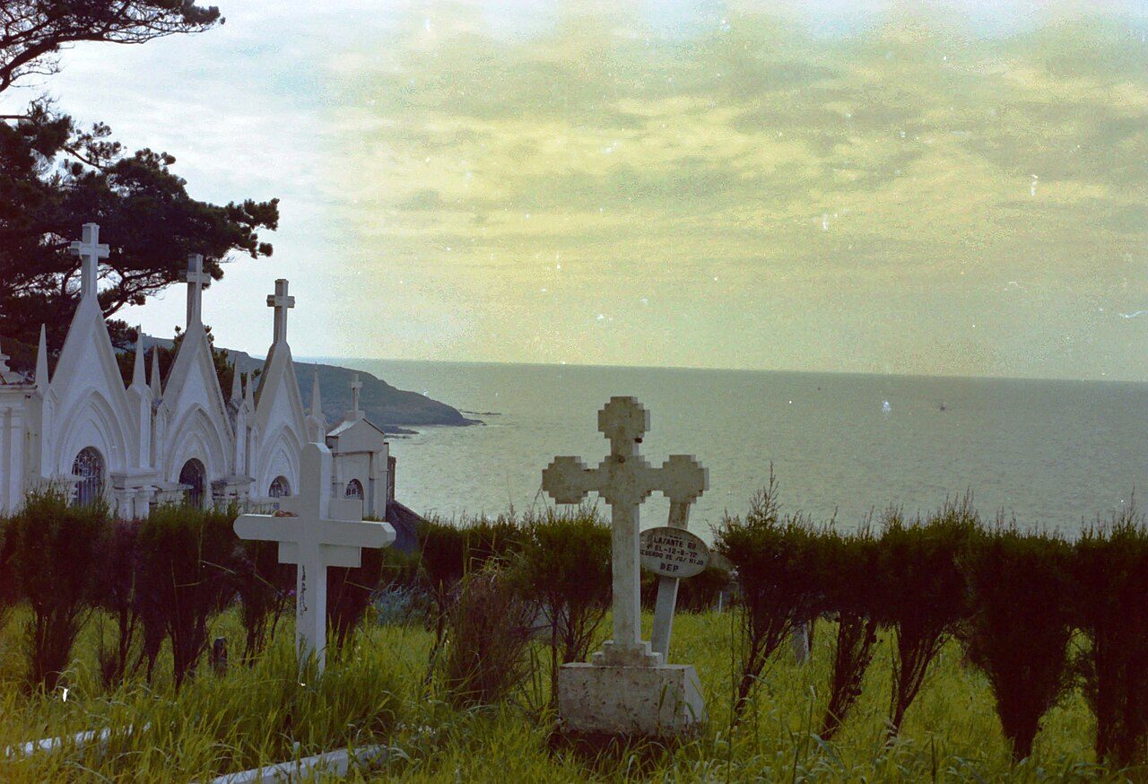 El faro y el cementerio de Luarca sobre el Cantábrico, una de las mejores vistas de la villa