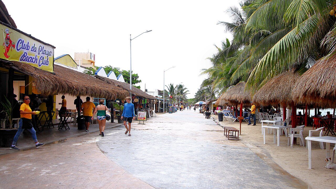 Las coloridas letras de Mahahual junto al faro, foto obligada