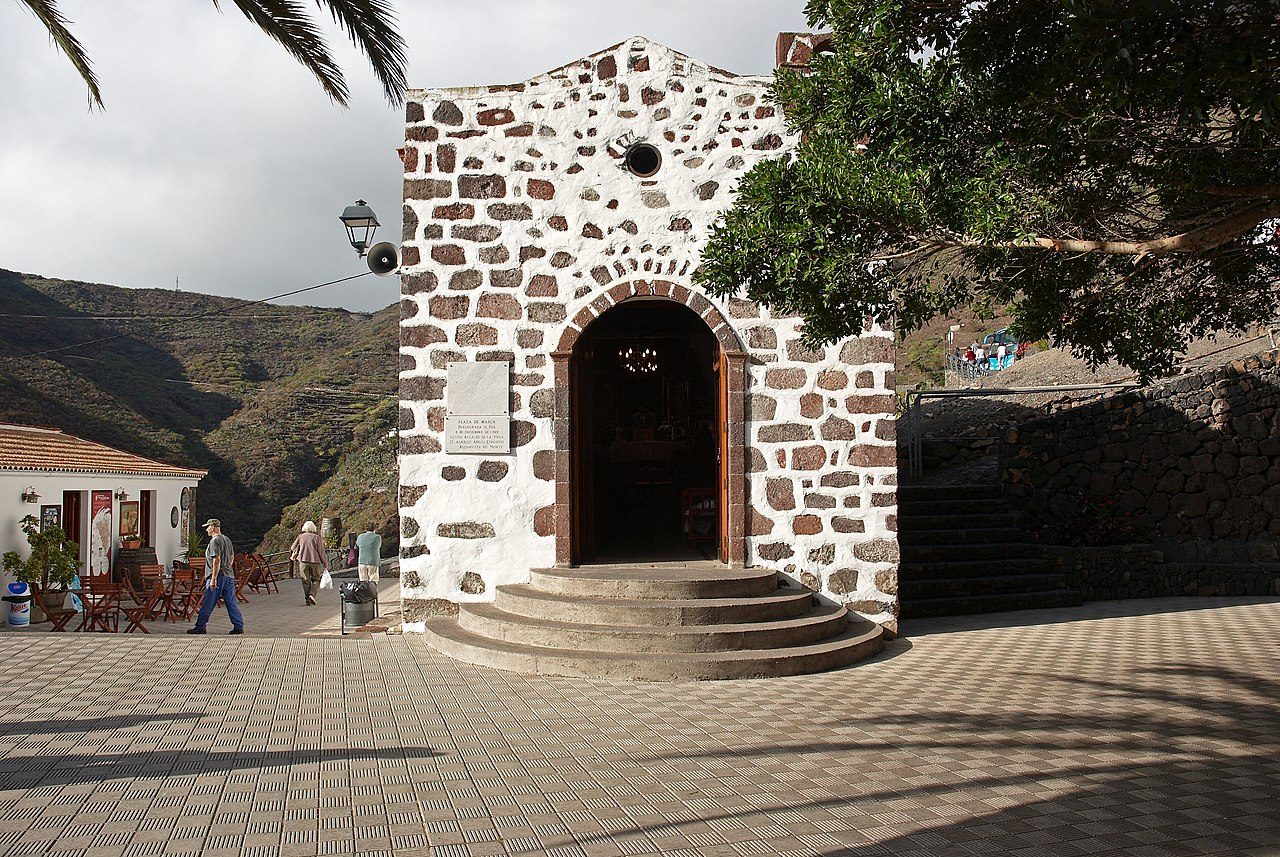 La ermita y las casas tradicionales que puedes ver en Masca