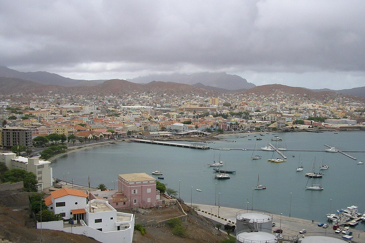 Qué ver en Mindelo: la arquitectura colonial de colores frente a la bahía