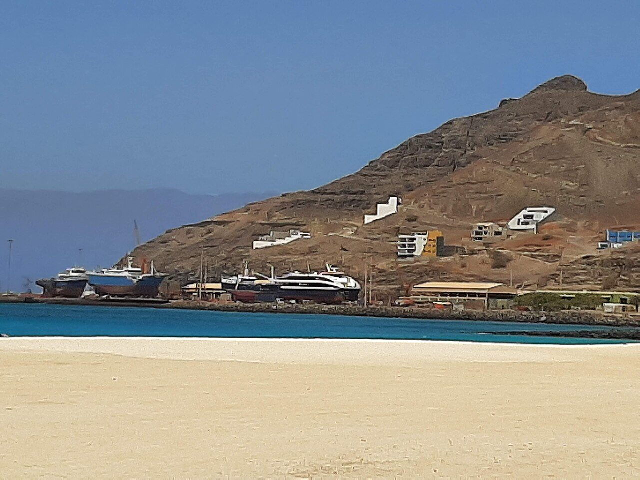 Qué ver en Mindelo: su animado puerto y la bahía protegida