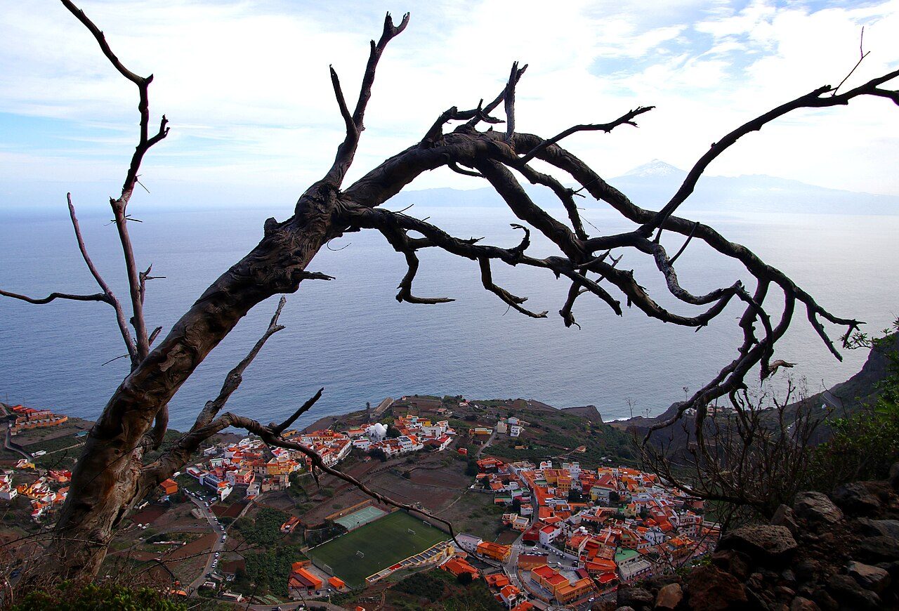Vistas de vértigo desde el Mirador de Abrante, sobre el pueblo de Agulo