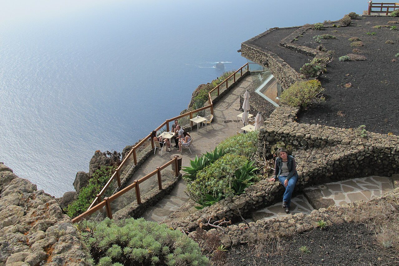Vistas al valle de El Golfo desde uno de los miradores que ver en El Hierro