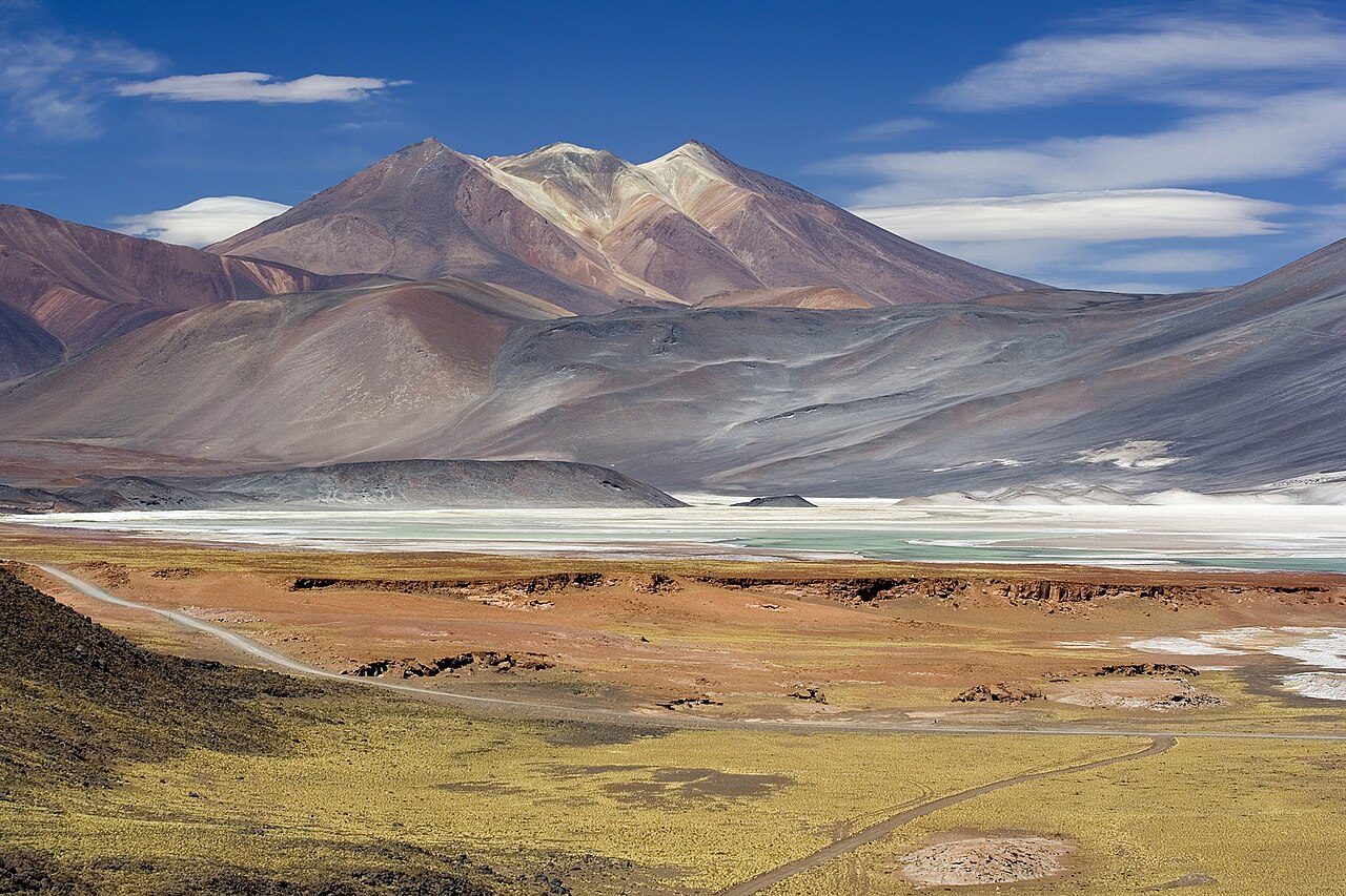 Lagunas altiplánicas turquesa, una de las excursiones cercanas a San Pedro de Atacama