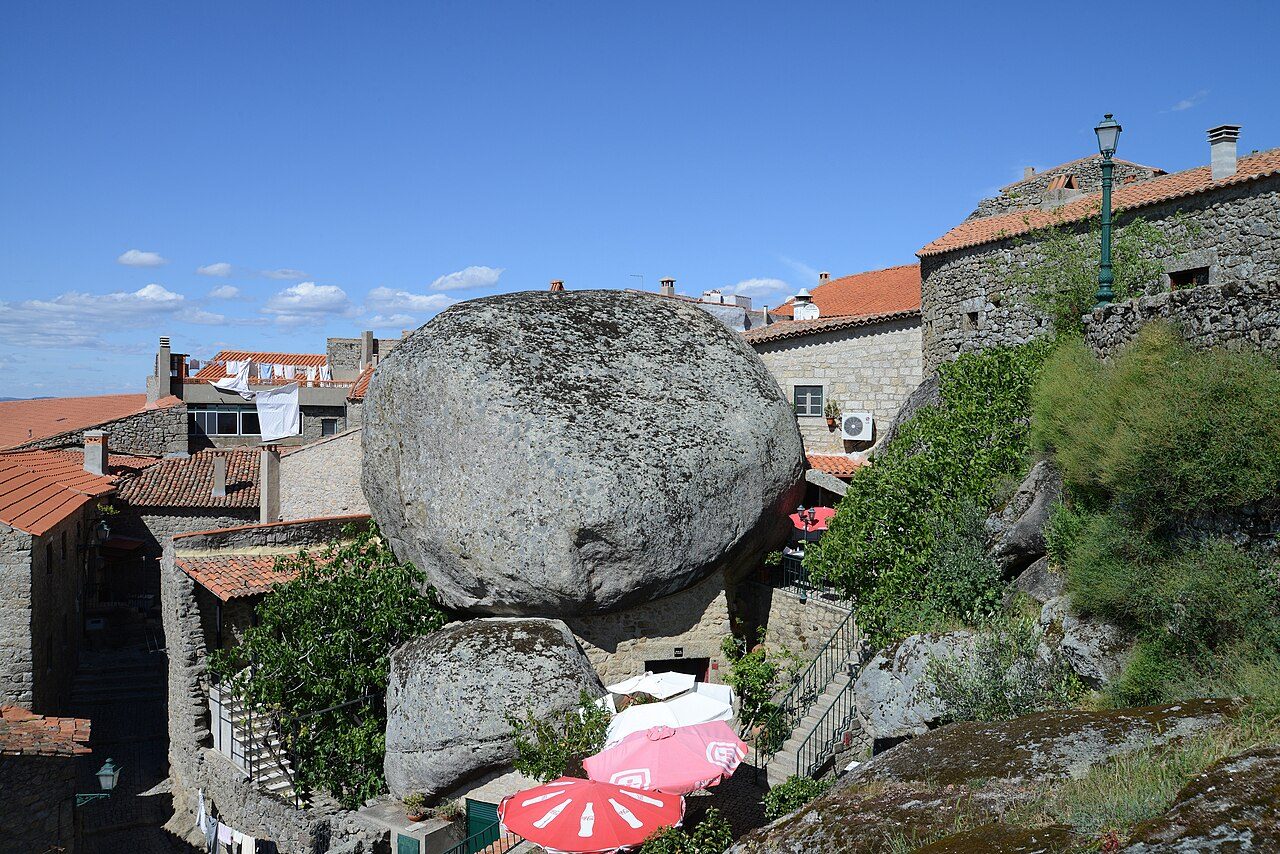 Qué ver en Monsanto: casas de piedra encajadas entre enormes rocas de granito