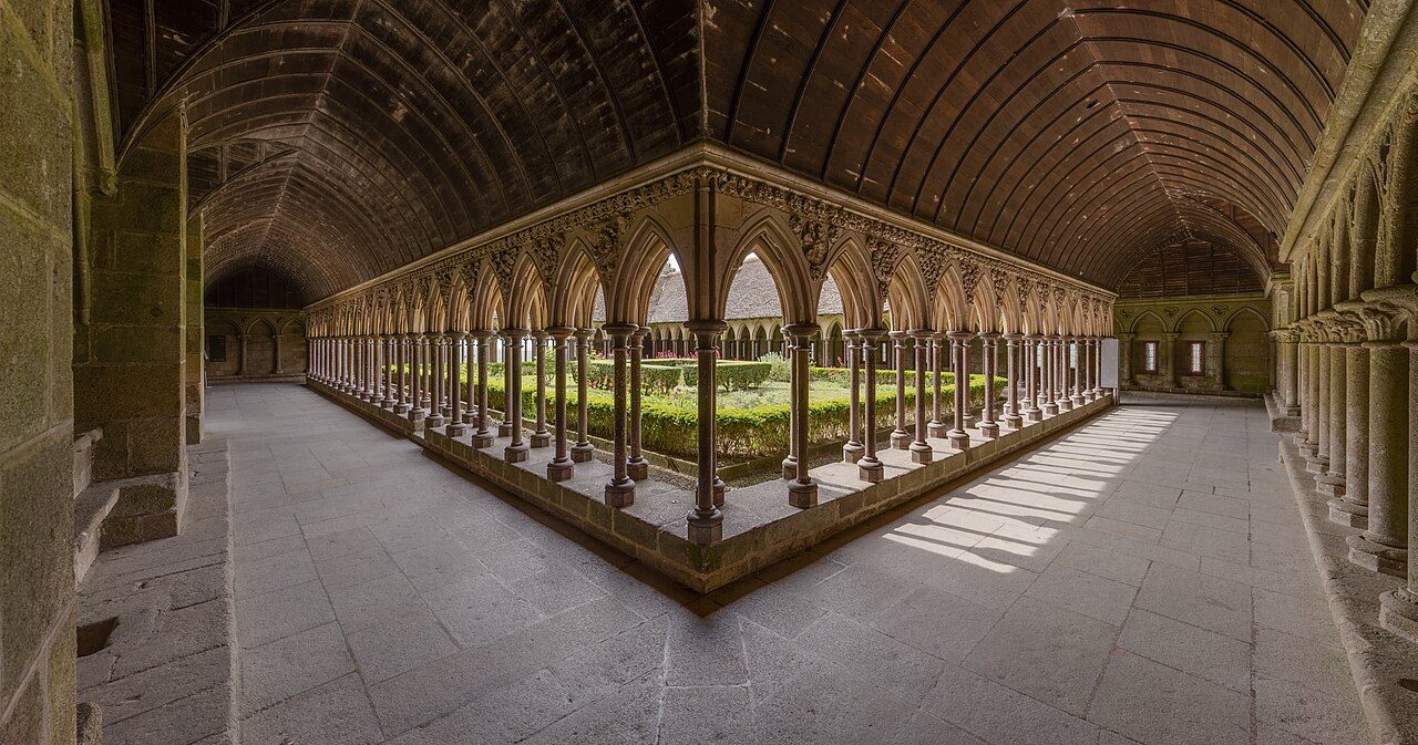 El claustro de la abadía, uno de los imprescindibles que ver en el Mont Saint Michel