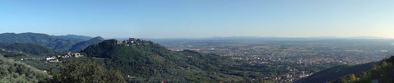 Montecatini Alto, el casco medieval que ver en Montecatini al atardecer
