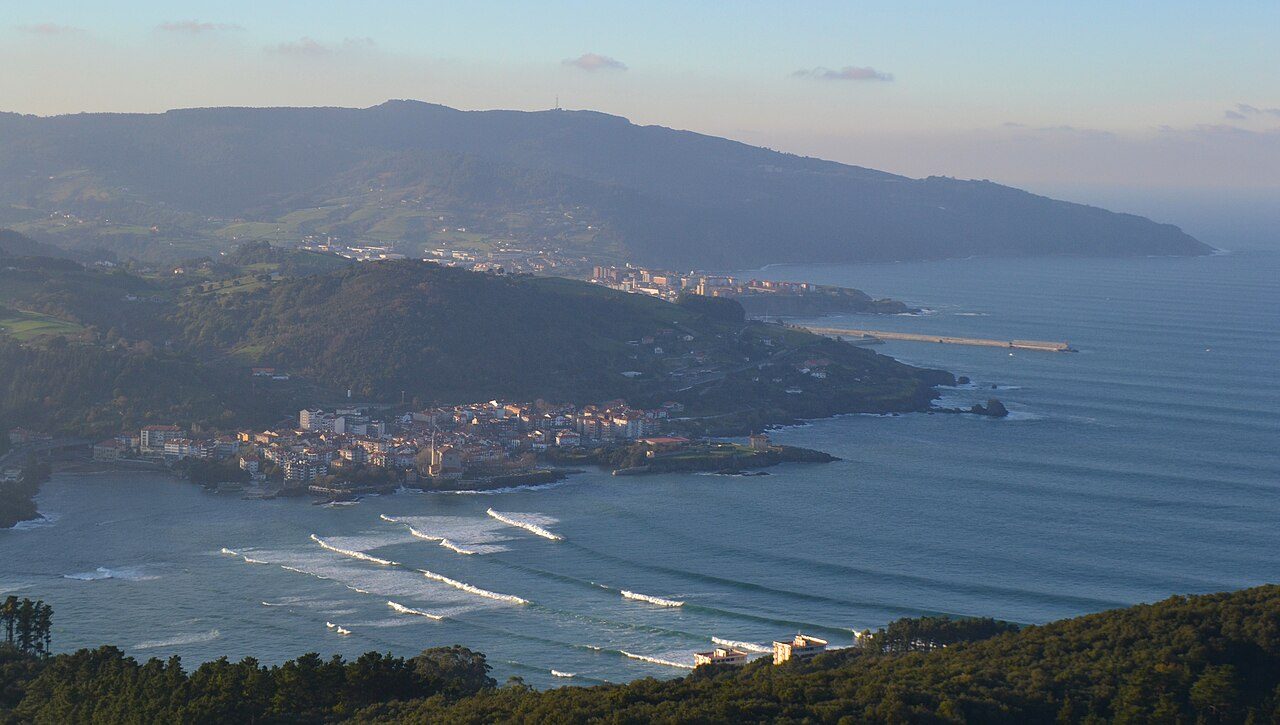 Panorámica del colorido puerto de Mundaka, en Vizcaya