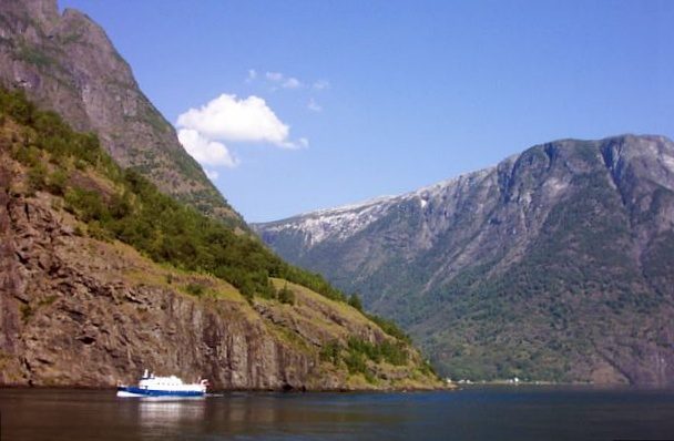 El Nærøyfjord, una de las excursiones desde Bergen imprescindibles