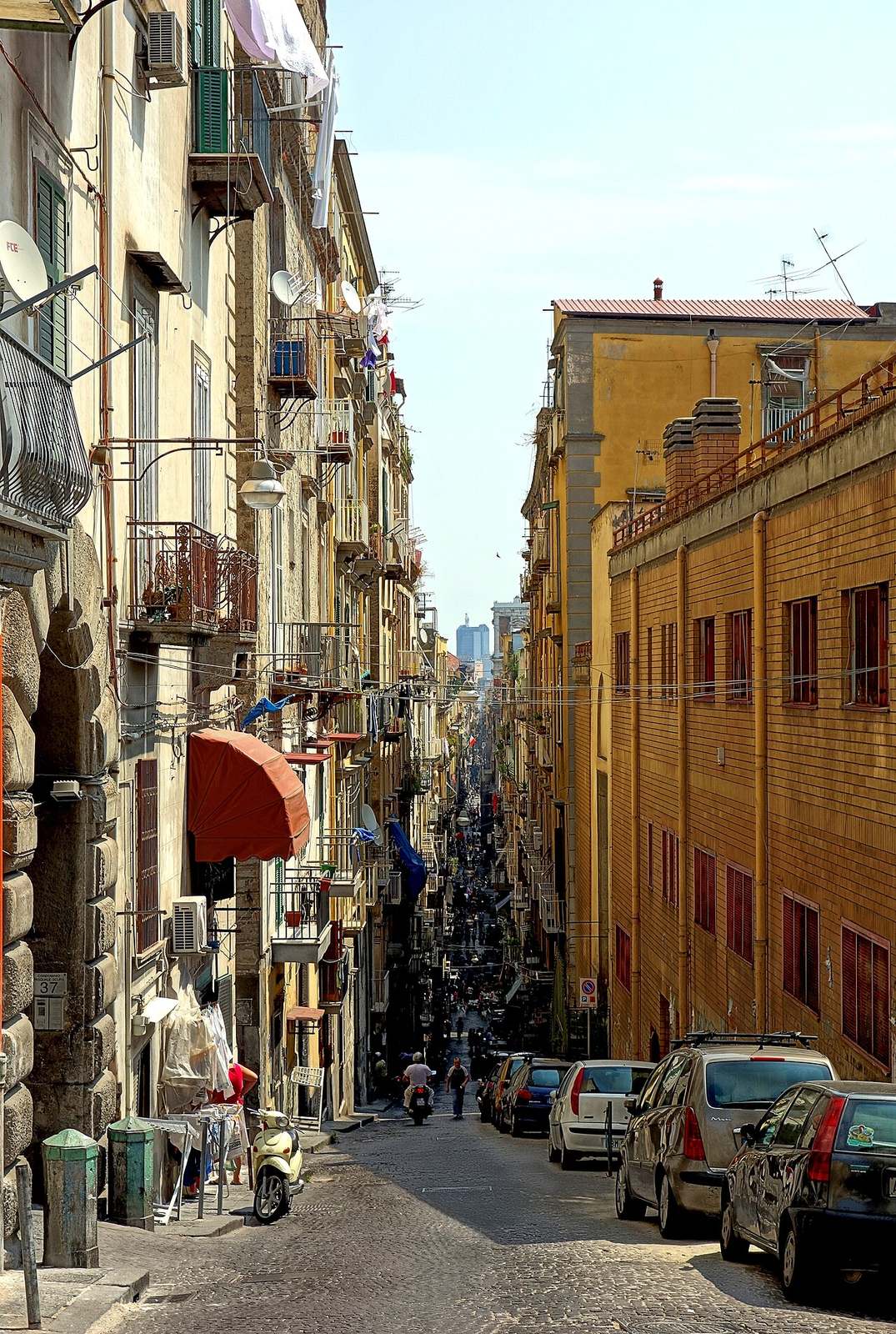 Callejones del centro histórico, protagonistas de los free tours en Nápoles.