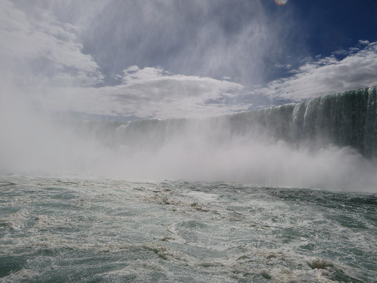 Las Cataratas del Niágara a vista de pájaro, uno de los grandes atractivos cerca de Niagara-on-the-Lake