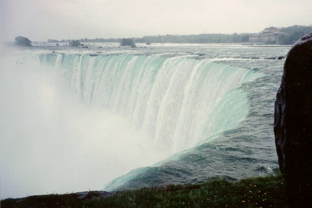 Uno de los miradores gratuitos de las Cataratas del Niágara con arcoíris