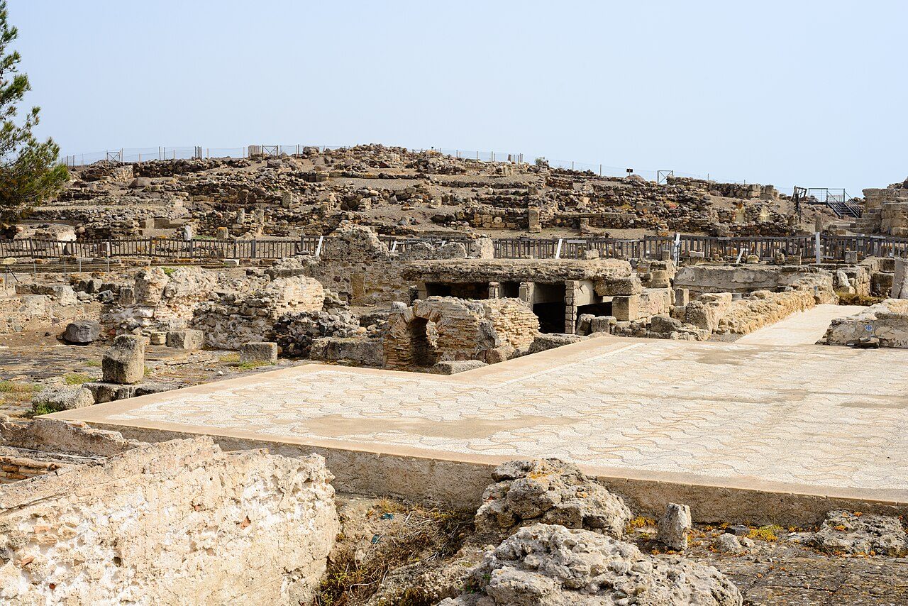 Ruinas frente al mar en Nora, una de las excursiones de un día en Cagliari más populares.