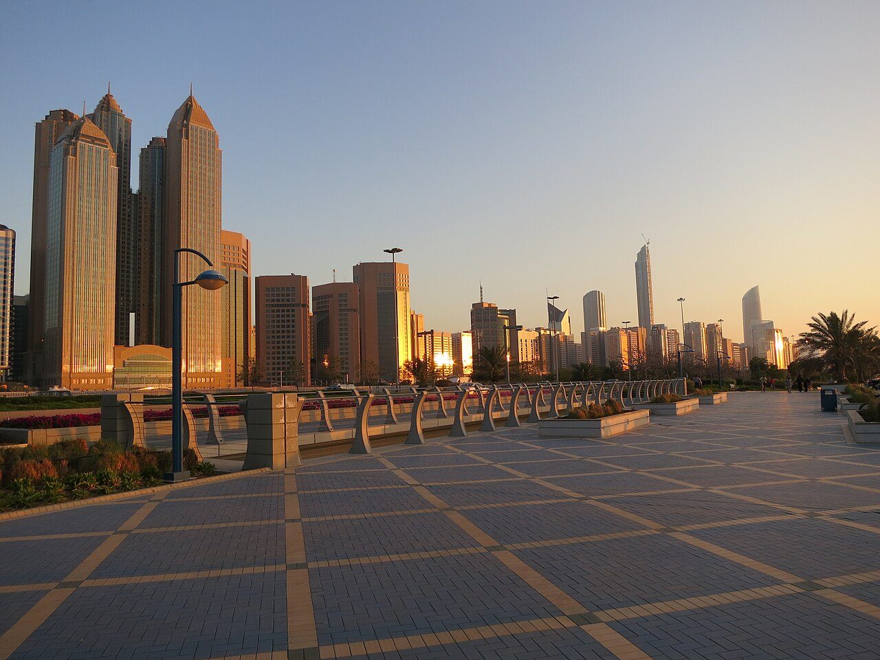 Qué ver en Abu Dhabi: atardecer en la Corniche con el skyline de fondo