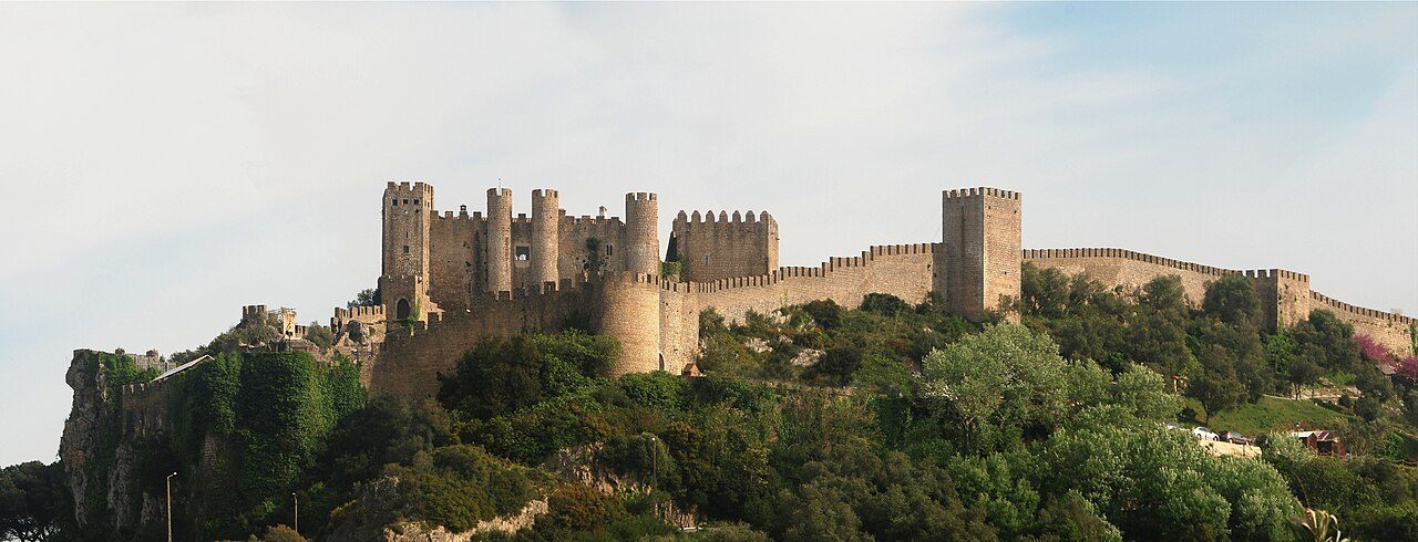 El castillo de Óbidos coronando la villa medieval, fácil de visitar desde Lisboa