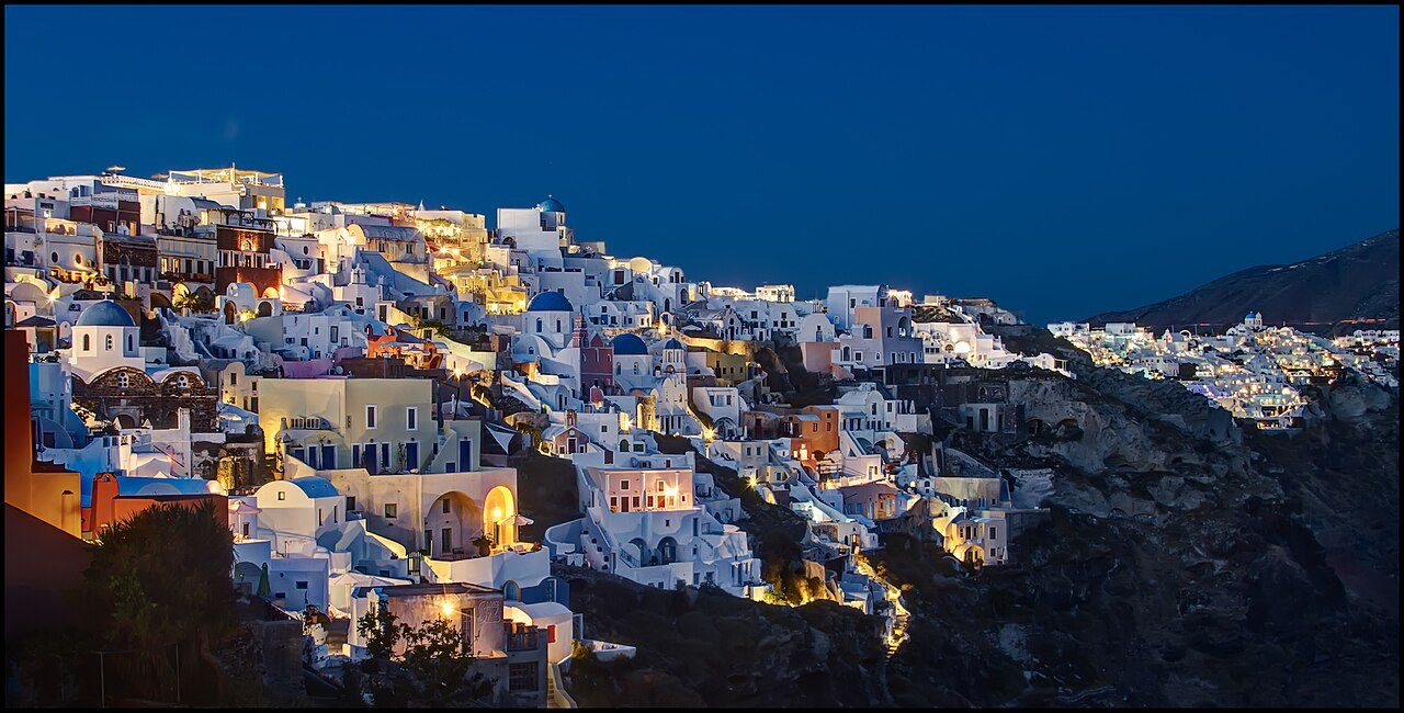 El atardecer de Oia, uno de los imprescindibles que ver en Santorini