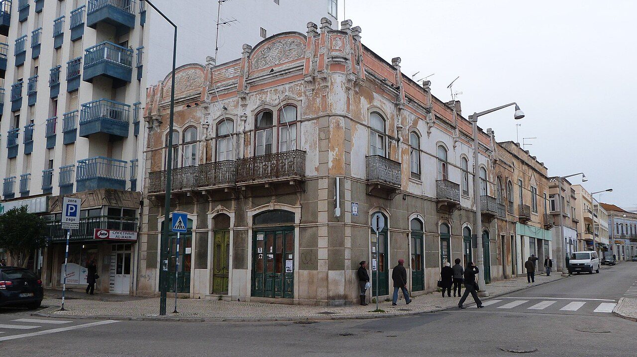 Las calles blancas del casco antiguo cúbico, uno de los grandes atractivos de qué ver en Olhão