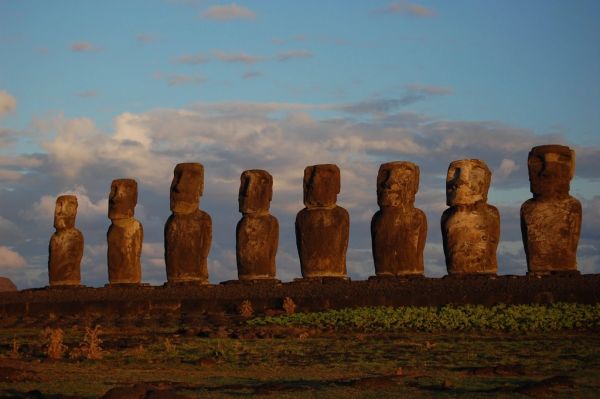 Amanecer en Ahu Tongariki, uno de los momentos cumbre de qué ver en Isla de Pascua
