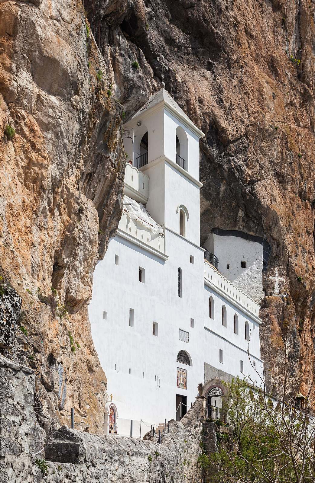 El monasterio de Ostrog, la excursión más impresionante cerca de Podgorica