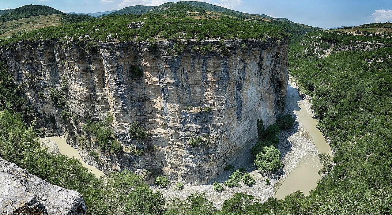 Excursiones de un día en Berat: el cañón del Osum es la ruta natural más popular