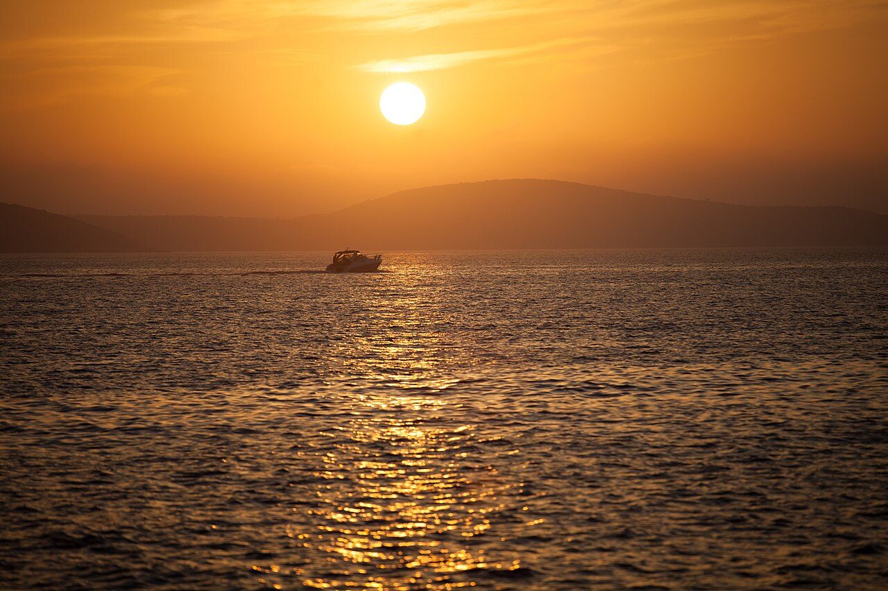 Cruceros y barcos en Hvar rumbo a las calas turquesa de las islas Pakleni.