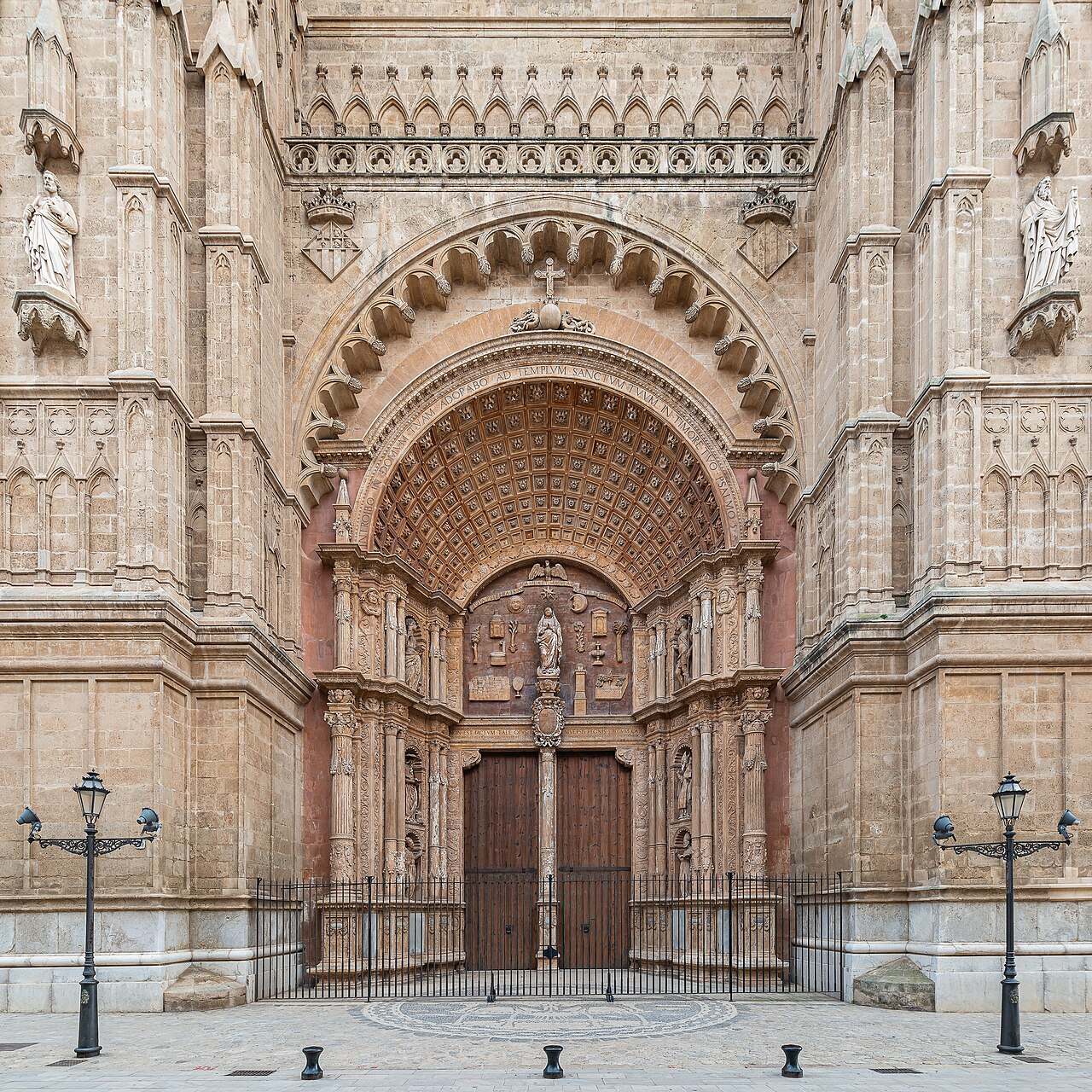 La Catedral de Palma junto al mar, la imagen más icónica de qué ver en Palma de Mallorca