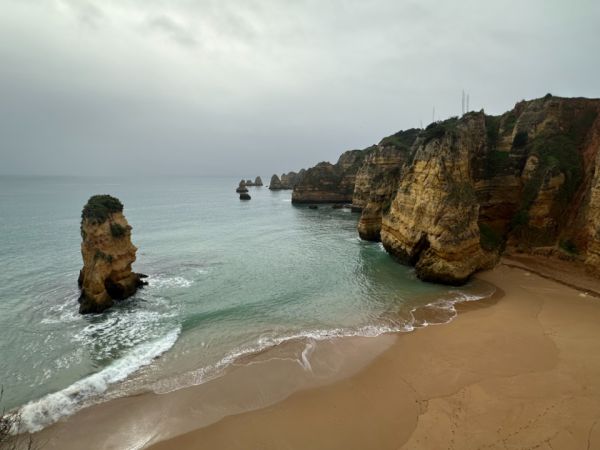 Los acantilados dorados son la seña de identidad de qué ver en el Algarve