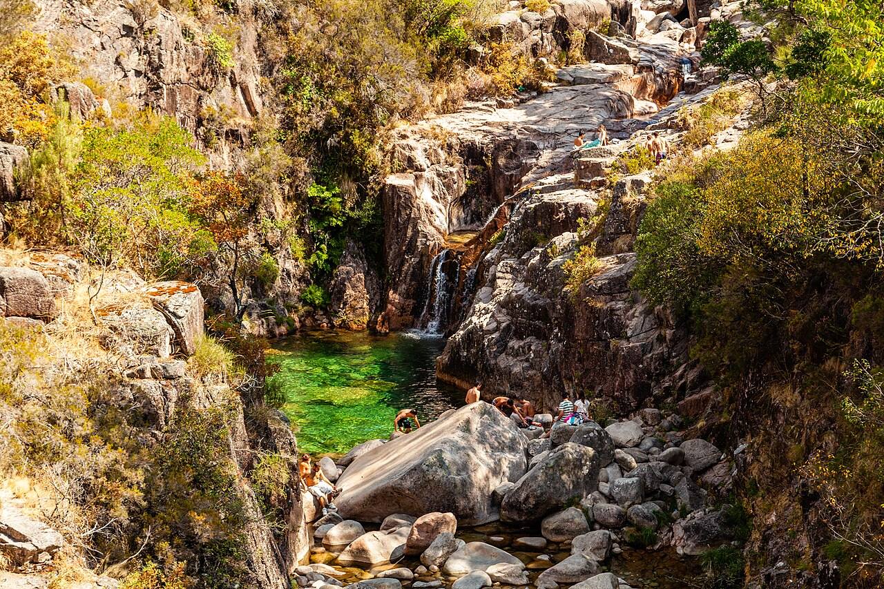 Ríos y pozas del Parque Peneda-Gerês, escenario del barranquismo cerca de Ponte da Barca