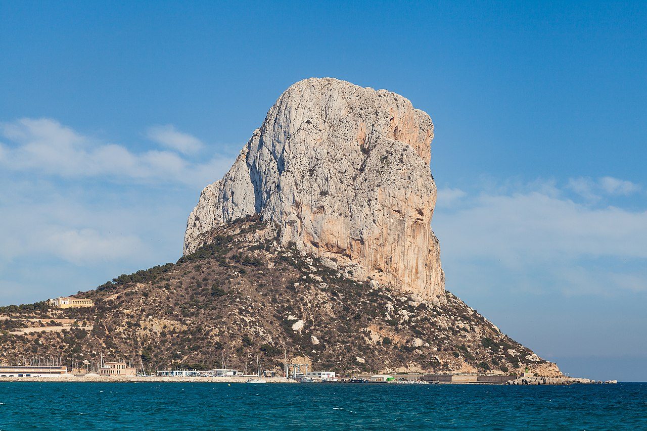 Cruceros y barcos en Calpe navegando frente al Peñón de Ifach